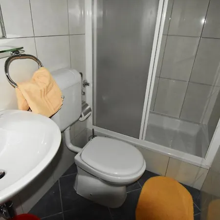 Nada 1 * 포드고라